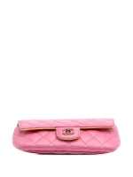 ⁦2021 CC Quilted Lambskin Sunglasses Case with Chain crossbody bag⁩ – תמונה ⁦4⁩