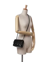 ⁦2021-2024 Mini Square Classic Patent So Black Single Flap crossbody bag⁩ – תמונה ⁦7⁩