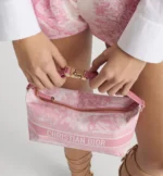⁦Dioriviera Medium DiorTravel Nomad Pouch⁩ – תמונה ⁦9⁩