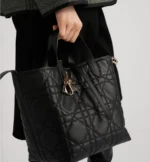 ⁦Medium Dior Toujours Vertical Tote Bag⁩ – תמונה ⁦7⁩
