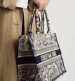 ⁦Medium Dior Book Tote⁩ – תמונה ⁦9⁩