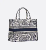 ⁦Medium Dior Book Tote⁩ – תמונה ⁦10⁩
