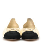 ⁦Chanel Ivory Black Ballet Flat⁩ – תמונה ⁦5⁩