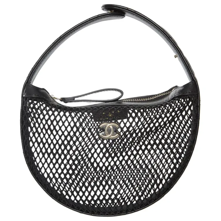 black-leather-chanel-handbag-58054033-1_1 Chanel Leather Handbag – תמונה 1